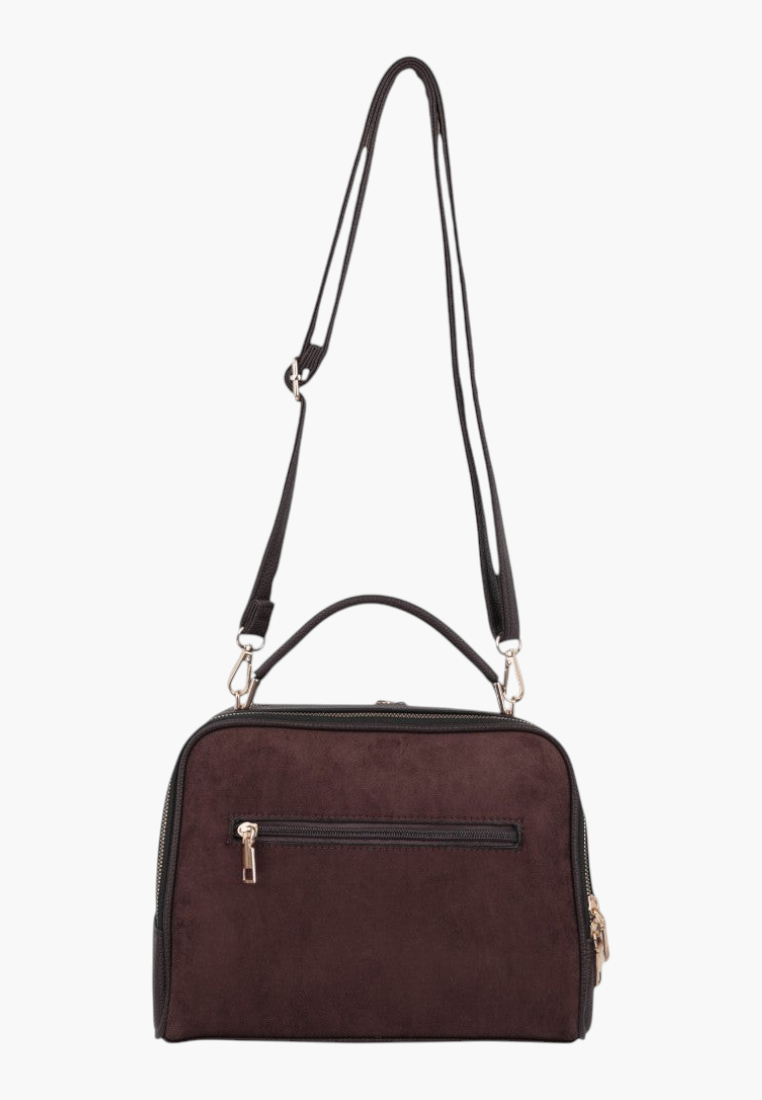 Widok z przodu brązowej torebki crossbody z zamszu z regulowanym paskiem i złotymi detalami.