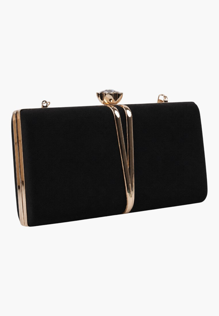 Front view of the czarna kopertówka z złotym zapięciem na białym tle