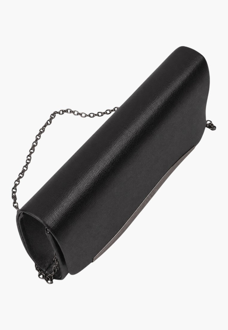 Side view of the czarna kopertówka z łańcuszkiem, elegancki design na białym tle.