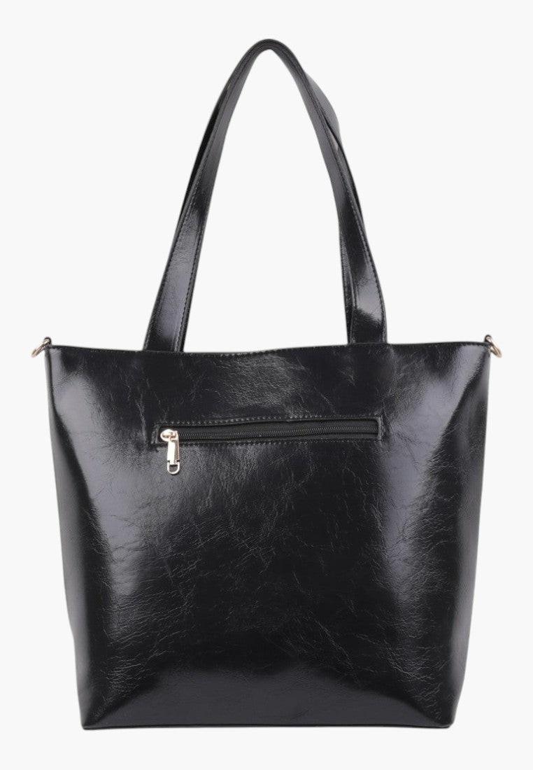 Boczny widok czarnej torebki shopper z regulowanym paskiem.