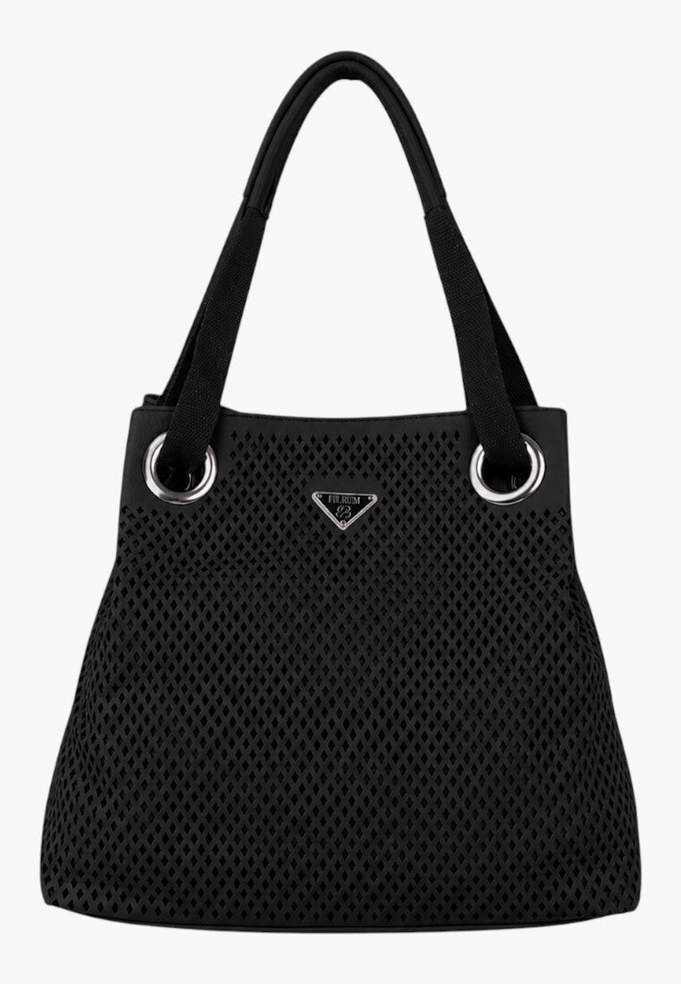 Front view of czarnej torebki shopper na ramię z pikowanym wzorem i srebrnymi detalami.