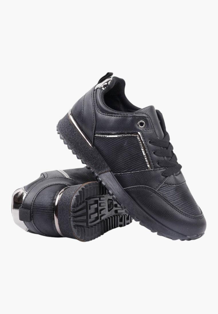 Widok z boku czarnych butów z chunky sole.