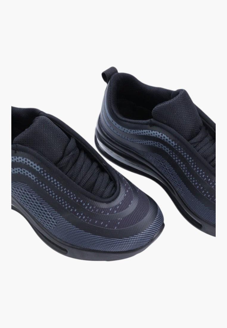 Czarne buty damskie sportowe, szczegół widoku, gruba podeszwa