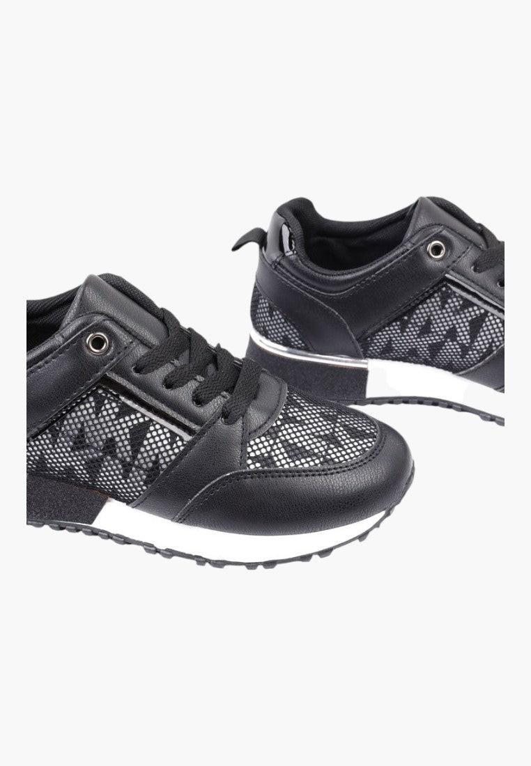 Czarne buty damskie w stylu casualowym w naturalnym otoczeniu.