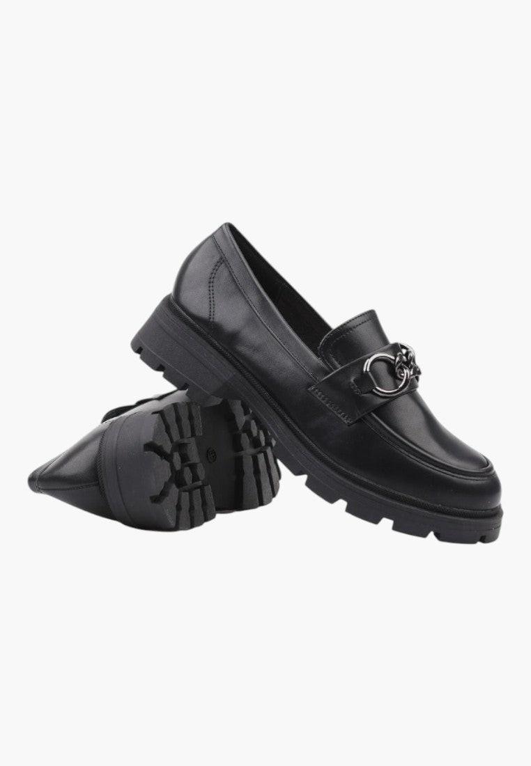 Czarne buty z detalem klamry, widok ogólny.