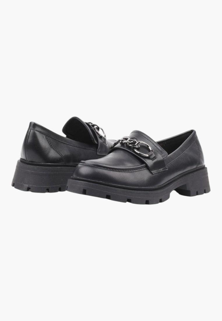 Czarne buty z grubą podeszwą i detalem klamry, widok ogólny.
