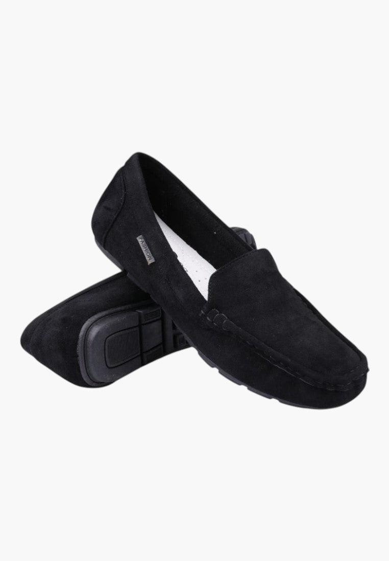 Czarne buty na obcasie z miękkiego materiału, widok z boku