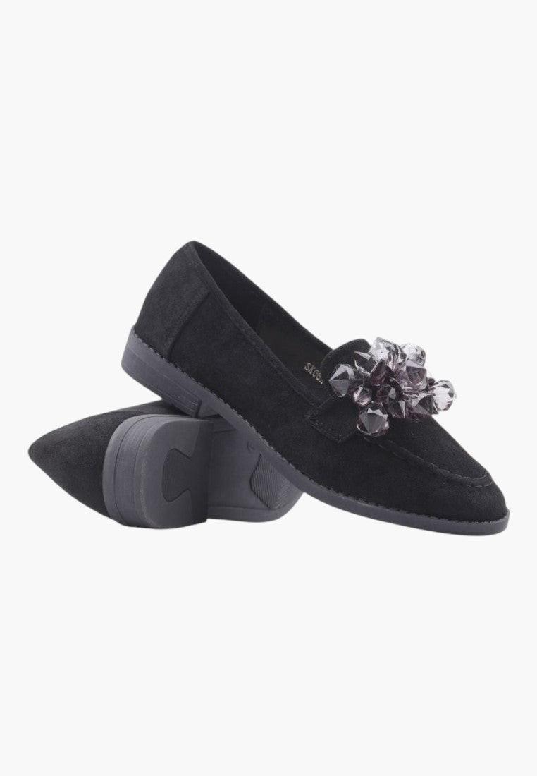 Czarne buty z ozdobnym designem, widok z boku.