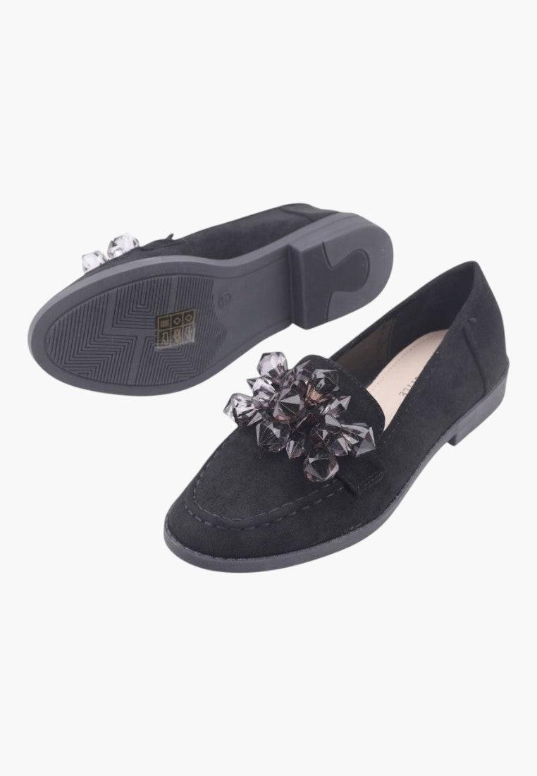 Czarne buty z ozdobnym designem, widok z boku.