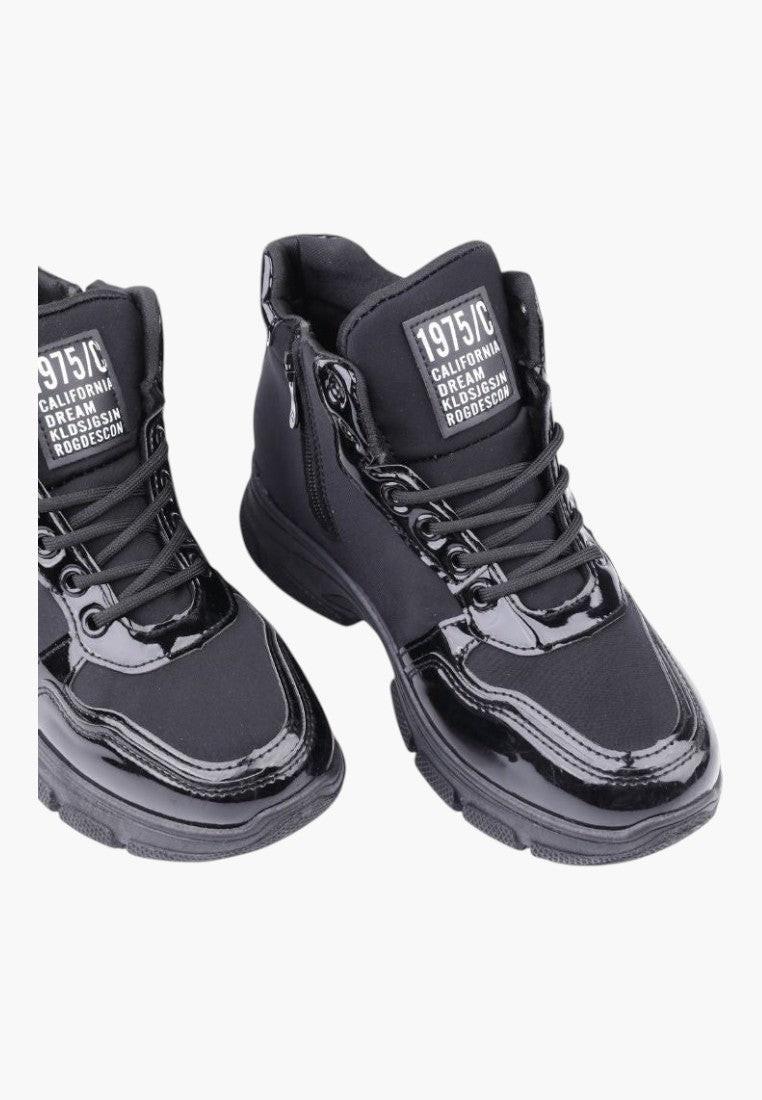 Czarne buty sportowe damskie w stylu casual, widok lifestyle.