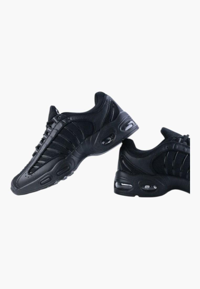 Czarne buty sportowe damskie o stylowym designie, widok z przodu.