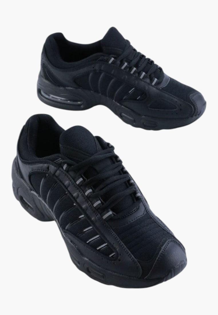 Czarne buty sportowe damskie z sznurowanym zapięciem, widok z przodu.