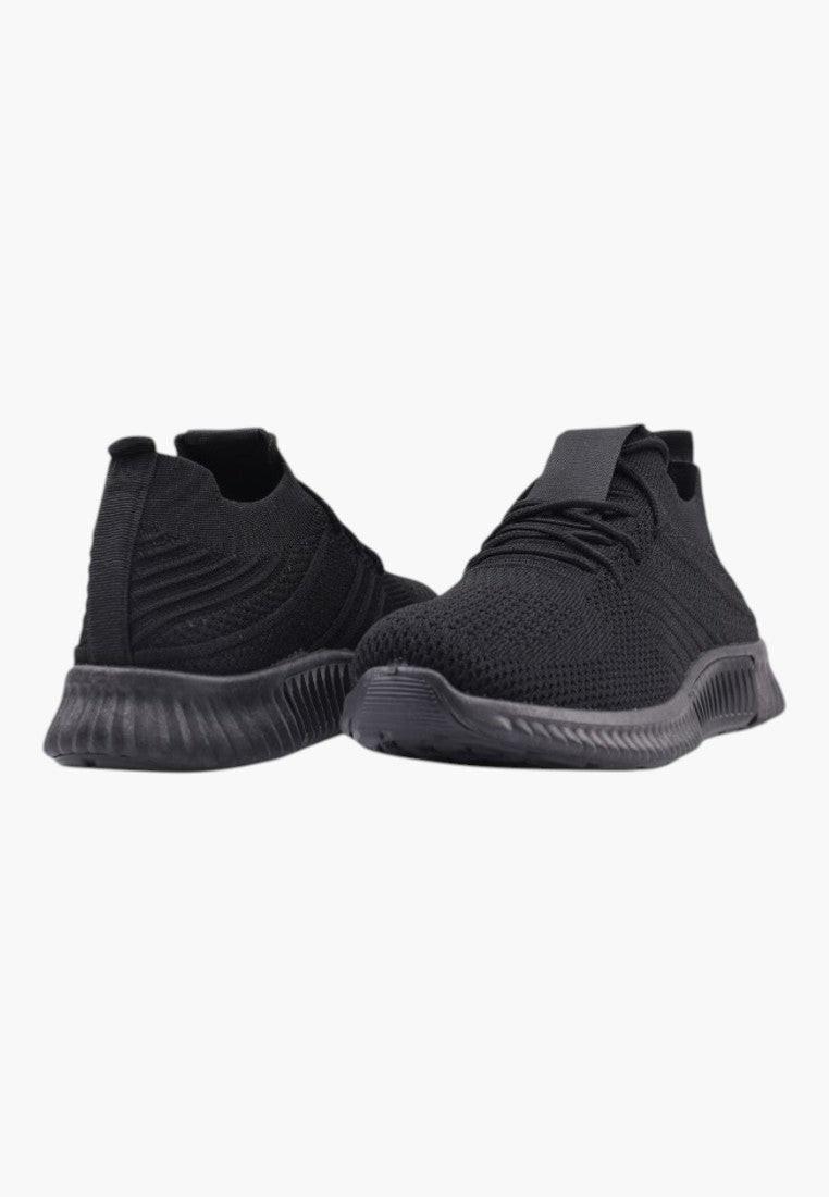 Czarne buty sportowe damskie w stylowym ujęciu lifestyle.