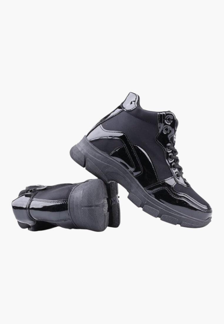 Czarne buty sportowe damskie z wysoką cholewką, widok z boku.