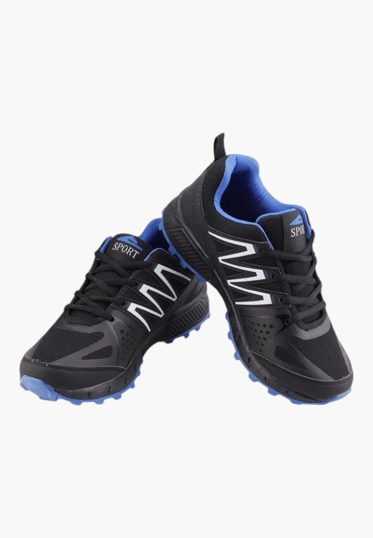 Czarne buty sportowe z siateczkową cholewką, widok z boku.