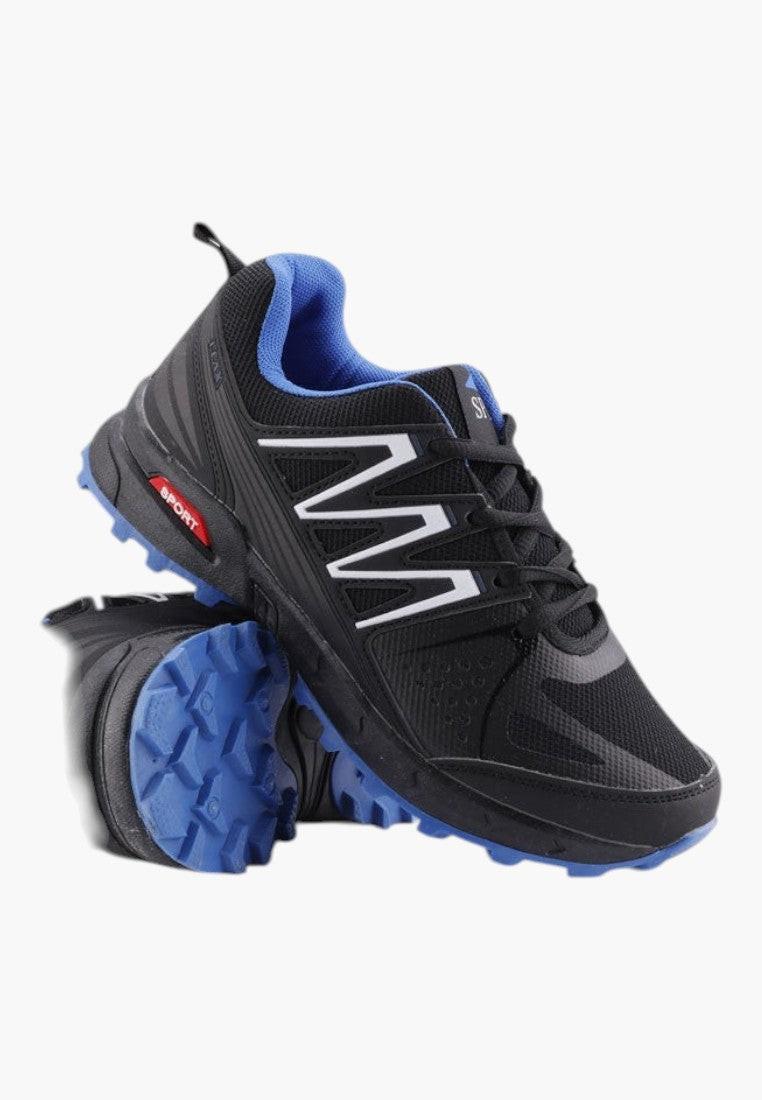 Czarne buty sportowe z teksturowaną podeszwą, widok z boku.