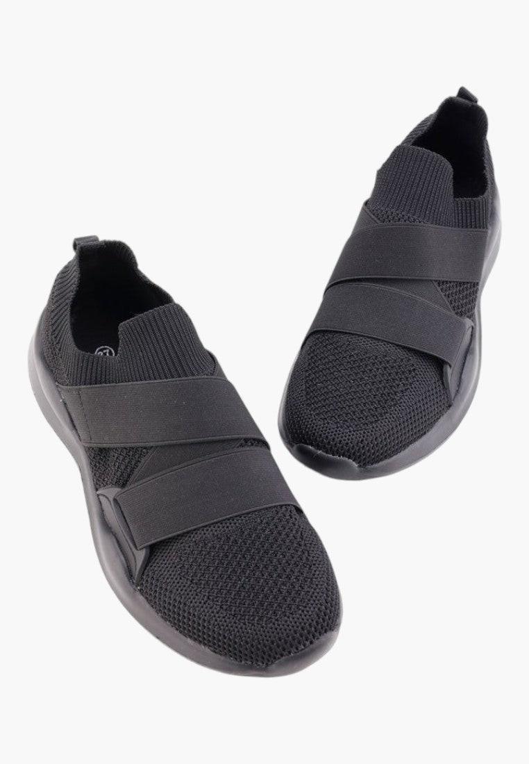 Czarne buty sportowe damskie z ekoskóry, zbliżenie na szczegóły