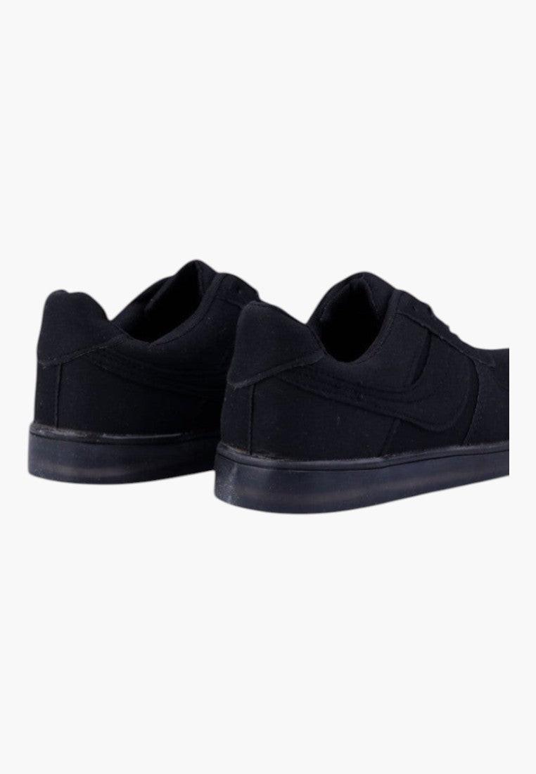 Czarne sneakersy z ekozamszu, widok z tyłu, gruba podeszwa.