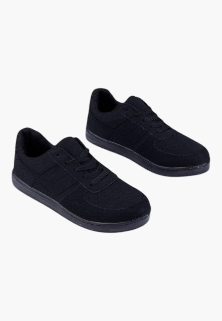 Czarne buty damskie sportowe z ekozamszu, widok z przodu.