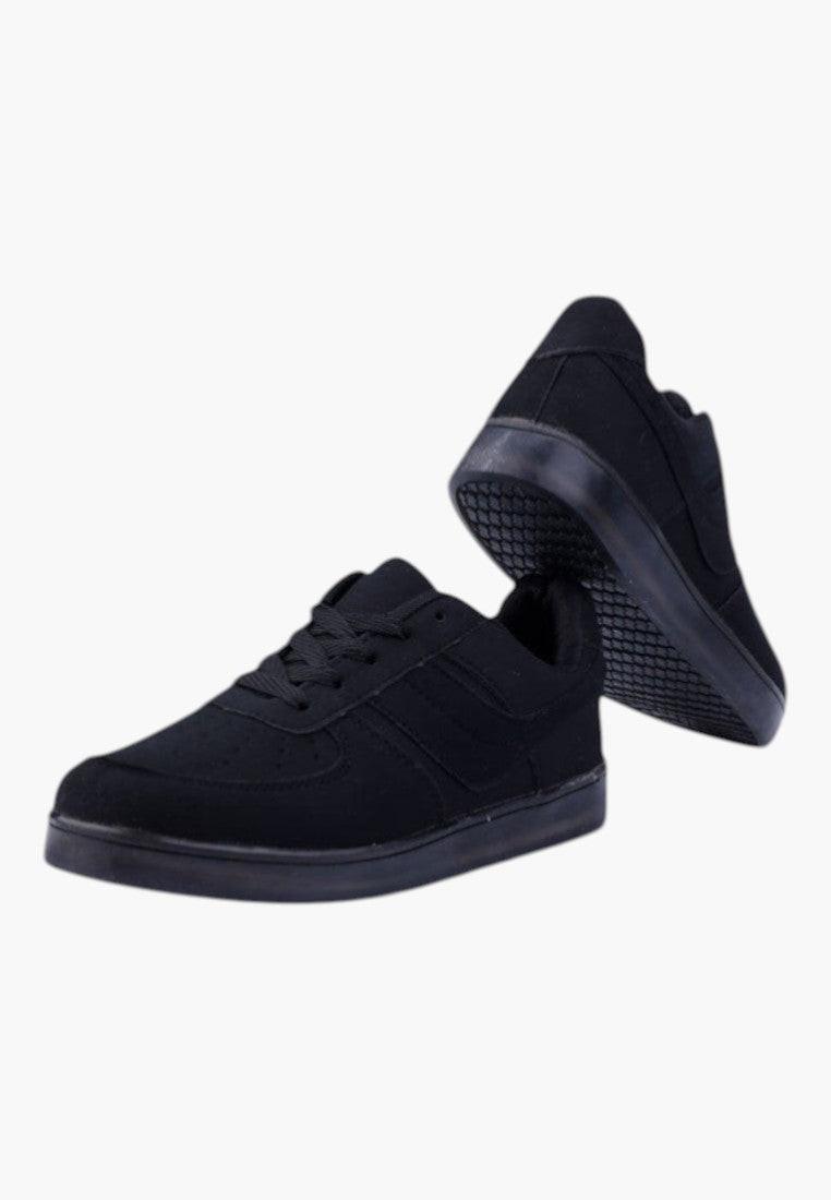 Czarne buty damskie sportowe z ekozamszu, styl życia, casualowy wygląd.