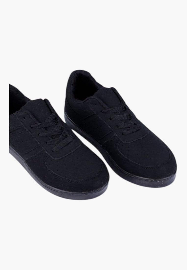 Czarne buty damskie sportowe z ekozamszu, widok z boku, gładkie wykończenie.