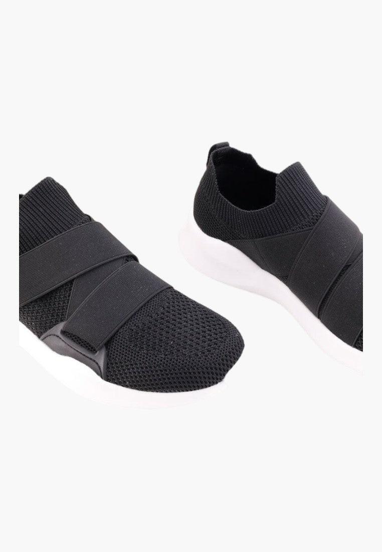 Czarne buty sportowe damskie z dwoma paskami, widok z bliska