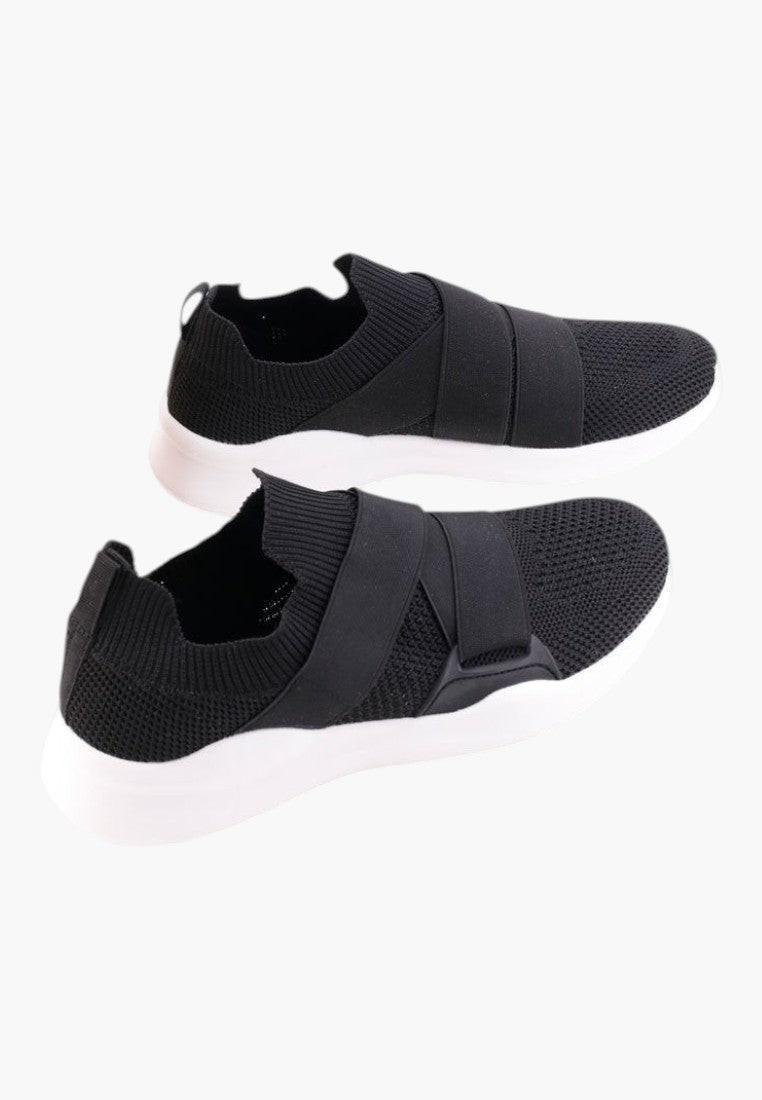Czarne buty sportowe damskie o gładkim wykończeniu, widok z boku