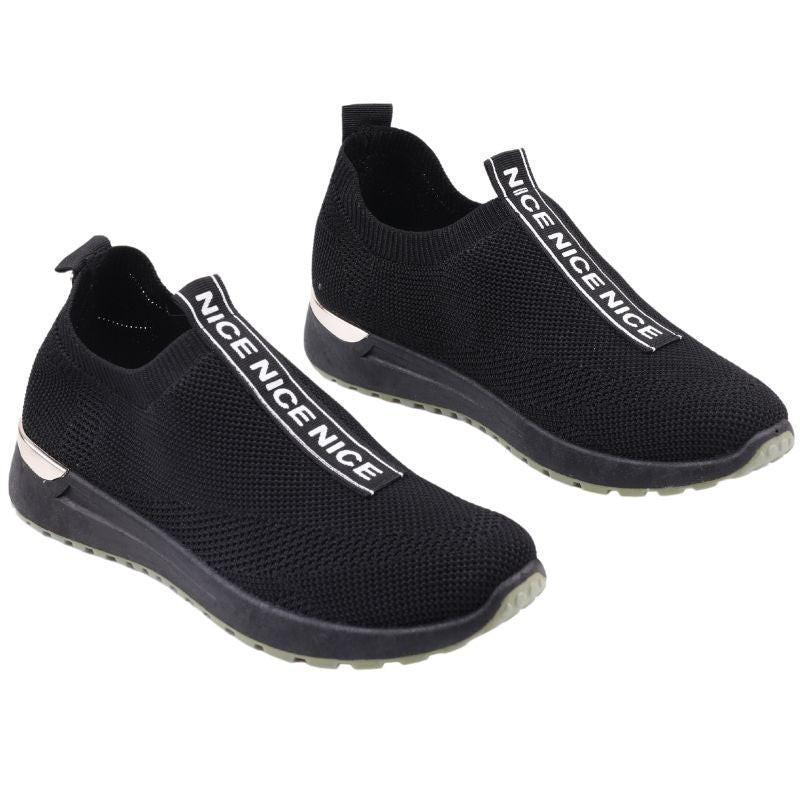 Czarne buty sportowe damskie z metalicznym akcentem, widok z przodu.