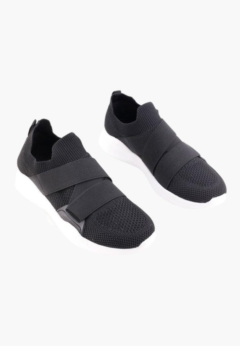 Czarne buty sportowe damskie z regulowanymi paskami, widok z boku