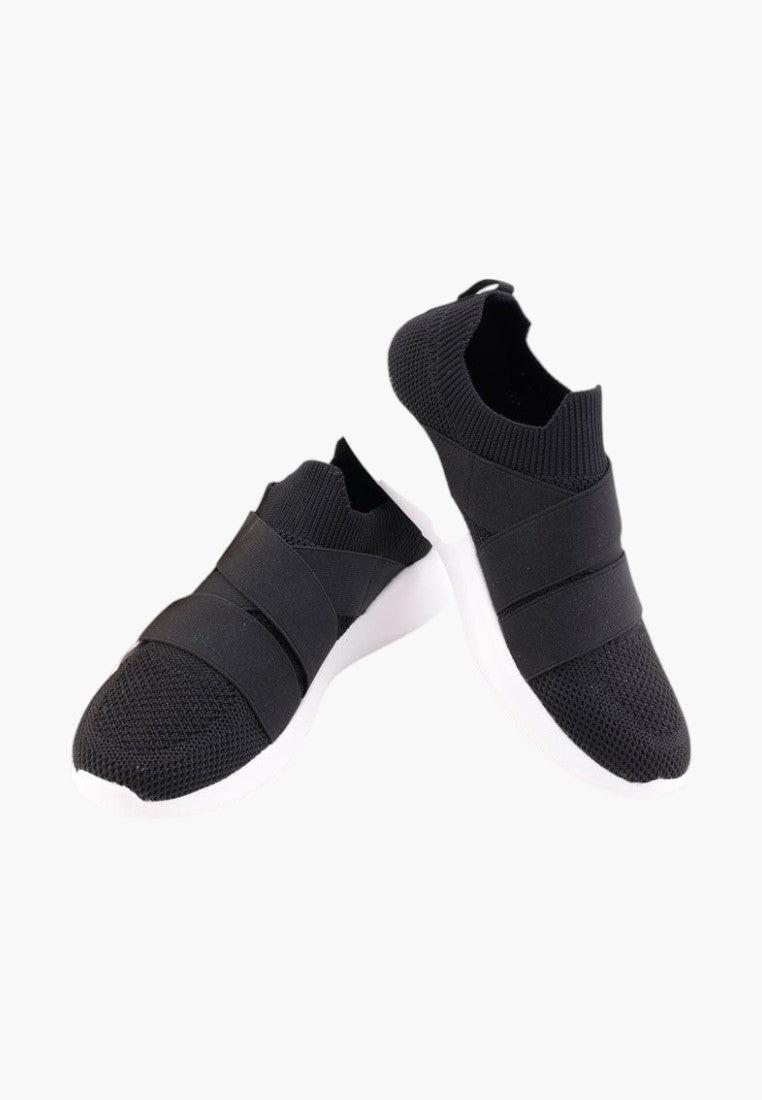 Czarne buty sportowe damskie z teksturowanym materiałem, widok z boku