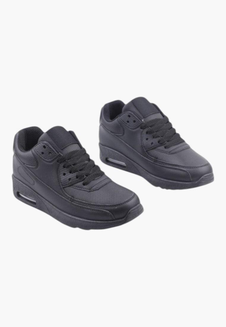 Czarne buty sportowe damskie, widok z przodu, sznurowane.