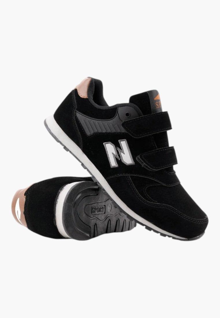 Zbliżenie na czarne buty sportowe z ekozamszu, detal z białymi paskami.