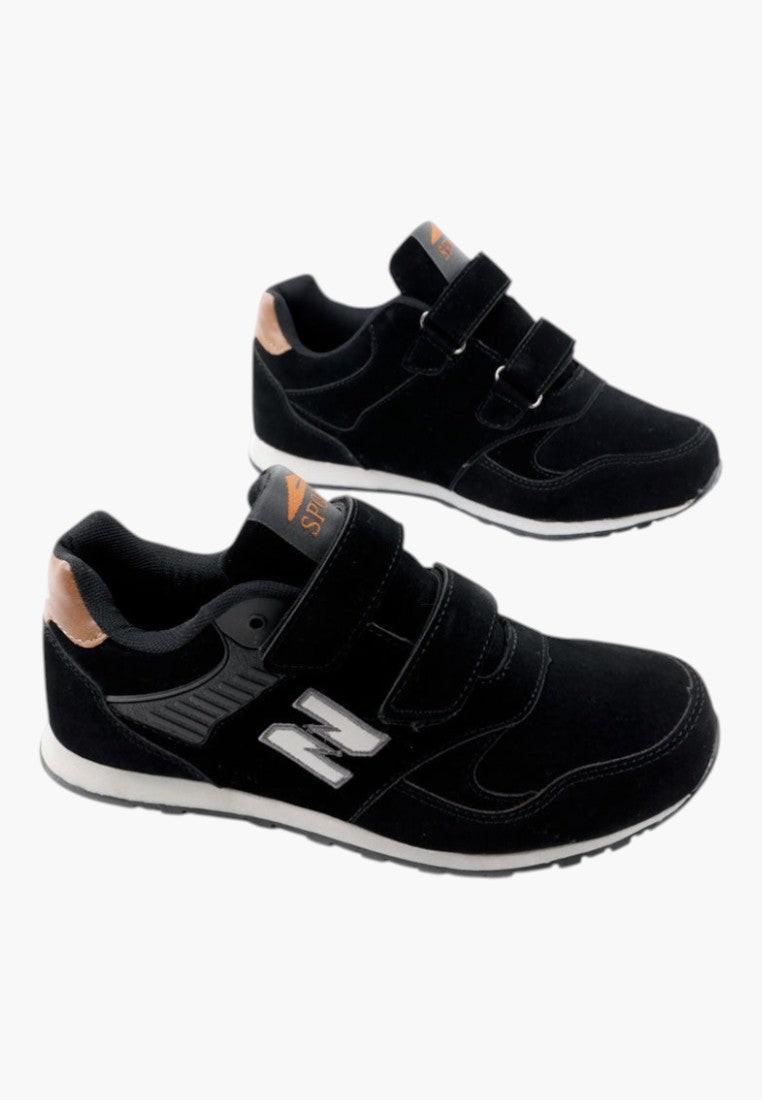 Czarne buty sportowe z ekozamszu w stylu lifestyle, widok na całość.