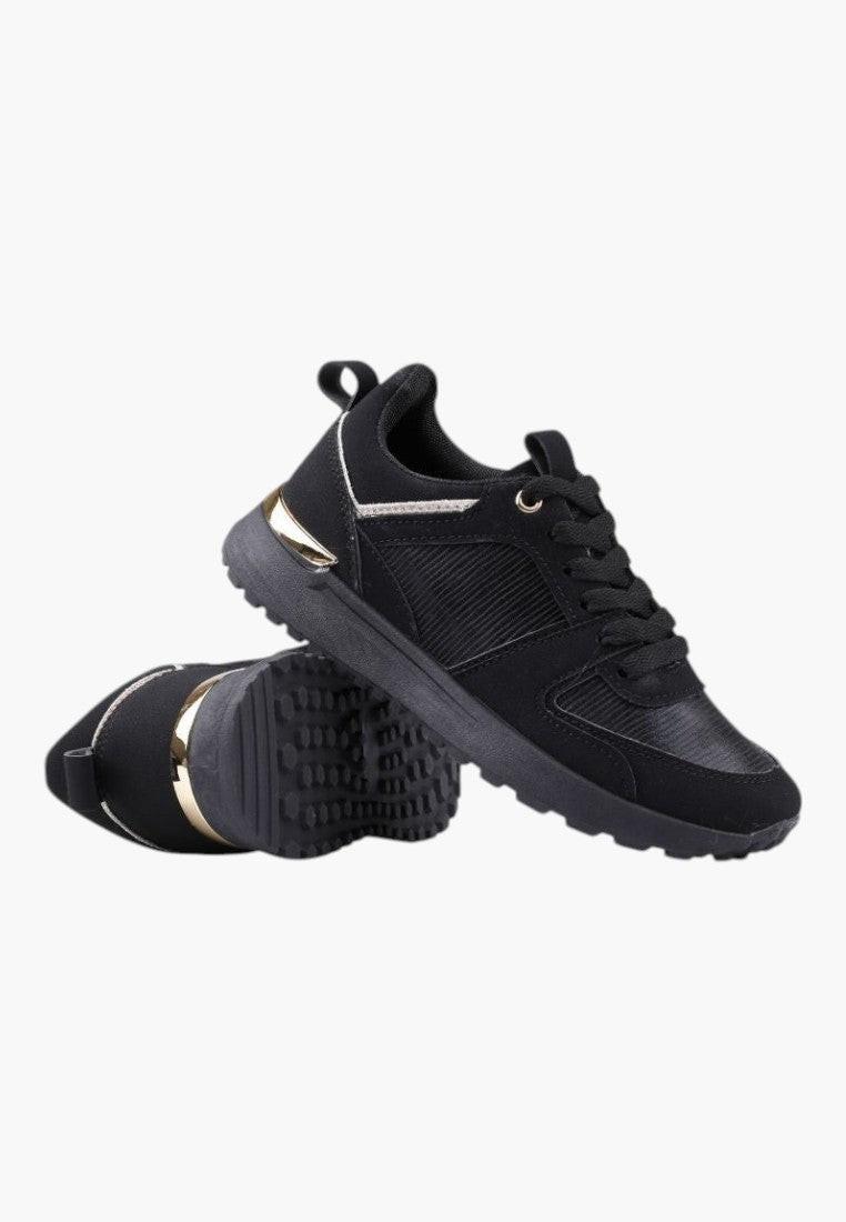 Czarne sneakersy sportowe z elastyczną podeszwą, widok z boku.