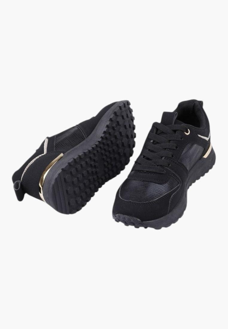 Czarne sneakersy sportowe z grubą podeszwą, widok z boku.