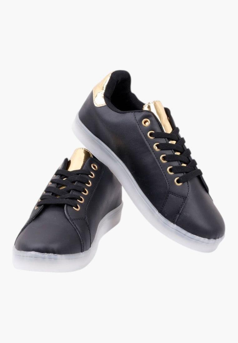 Czarne buty sportowe z ekoskóry, widok z boku, ozdobne hafty.