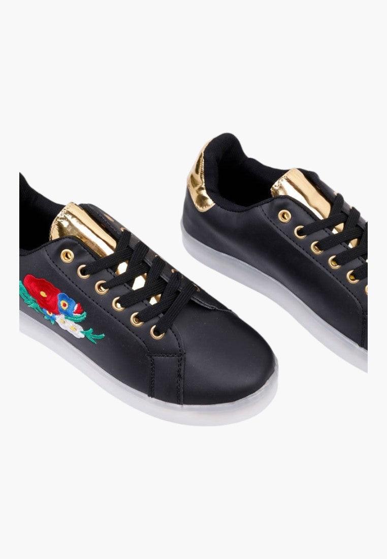 Czarne buty sportowe z ekoskóry, widok z boku, kolorowe paski.