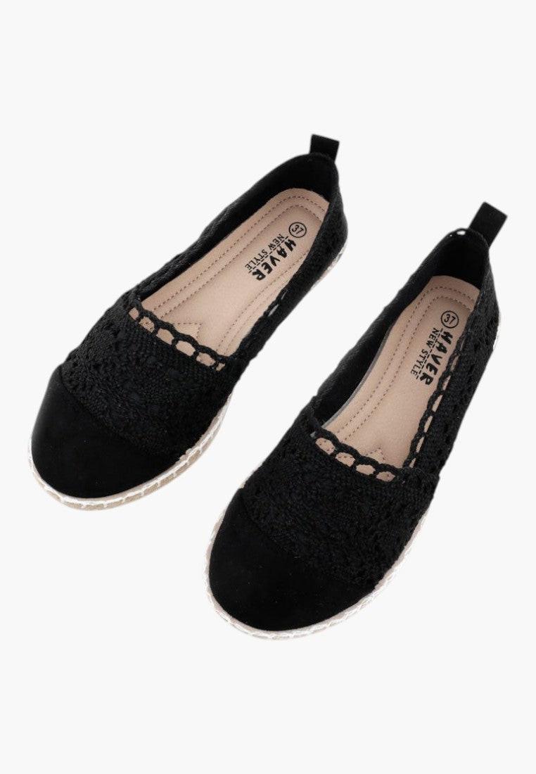 Czarne espadryle damskie, widok z boku, jasna podeszwa.