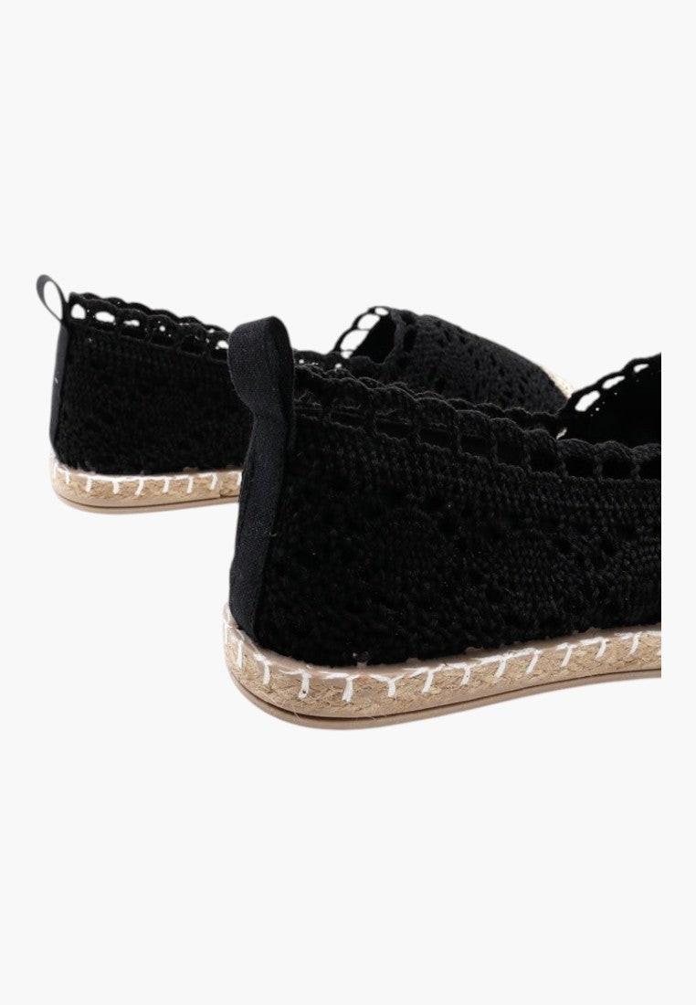 Czarne espadryle damskie z boku, zamszowe wykończenie na białym tle