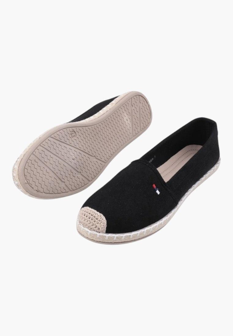 Czarne espadryle damskie z ekoskóry, widok z boku na białym tle.