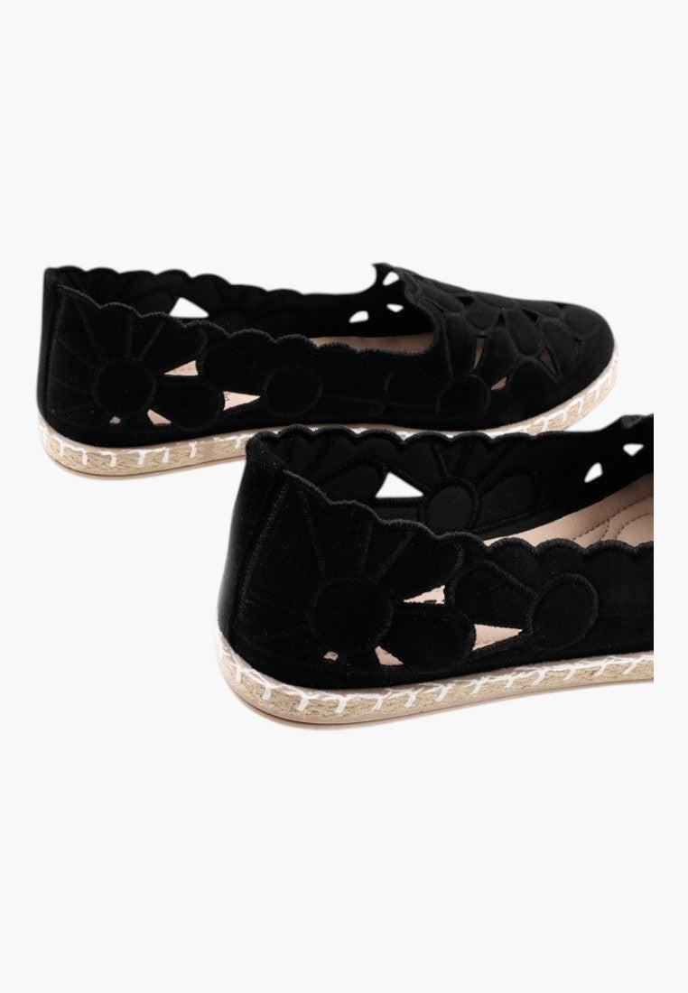 Czarne espadryle damskie z prostym designem - widok z boku.