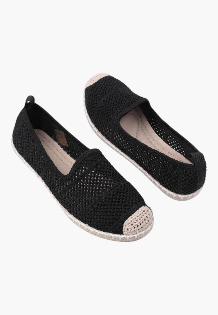 Czarne espadryle damskie z otwartym noskiem, widok z boku.