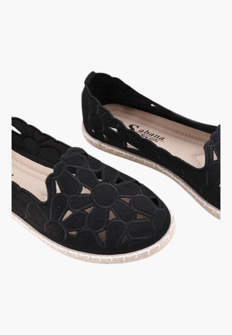 Czarne espadryle o minimalistycznym stylu, widok z boku na białym tle