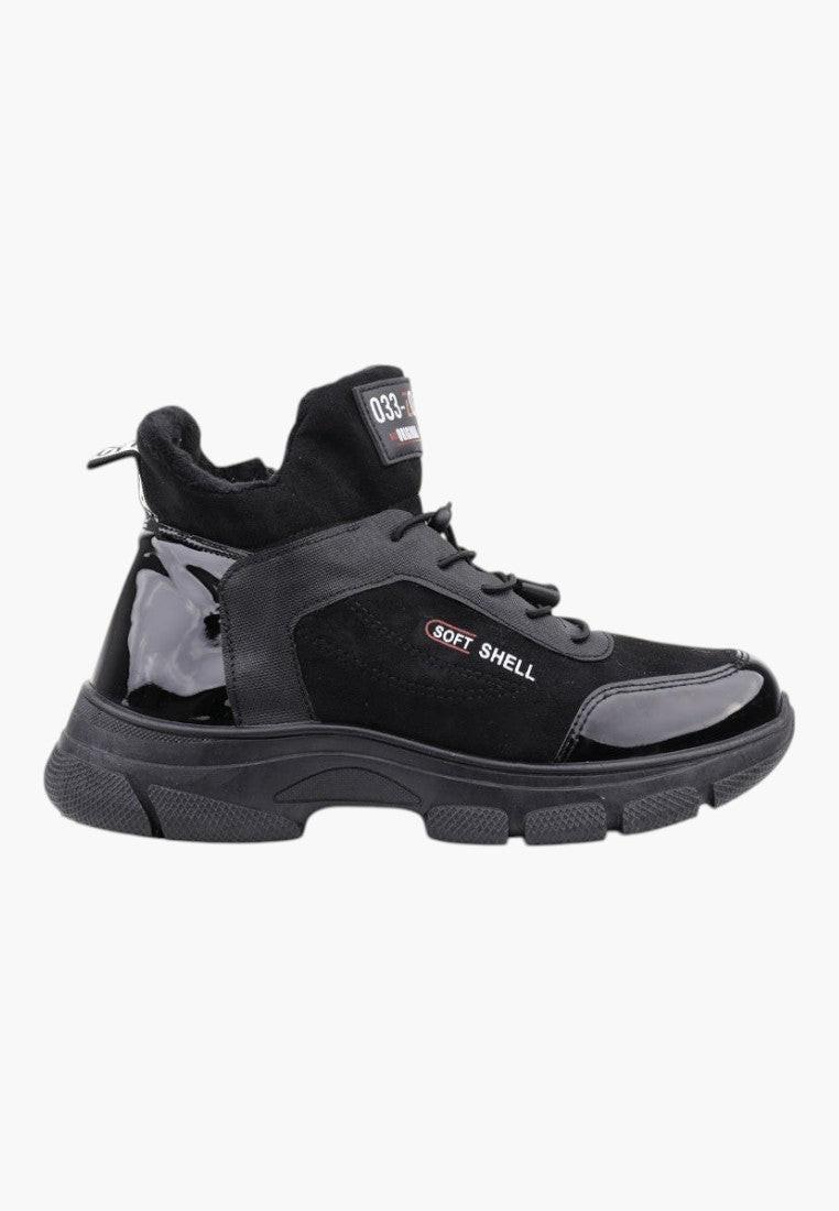 Boczne ujęcie czarnych lakierowanych sneakersów botków damskich z chunky sole.