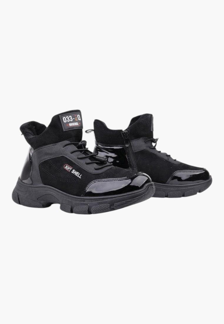 Boczne ujęcie czarnych lakierowanych sneakersów botków damskich z wysokim krojem.
