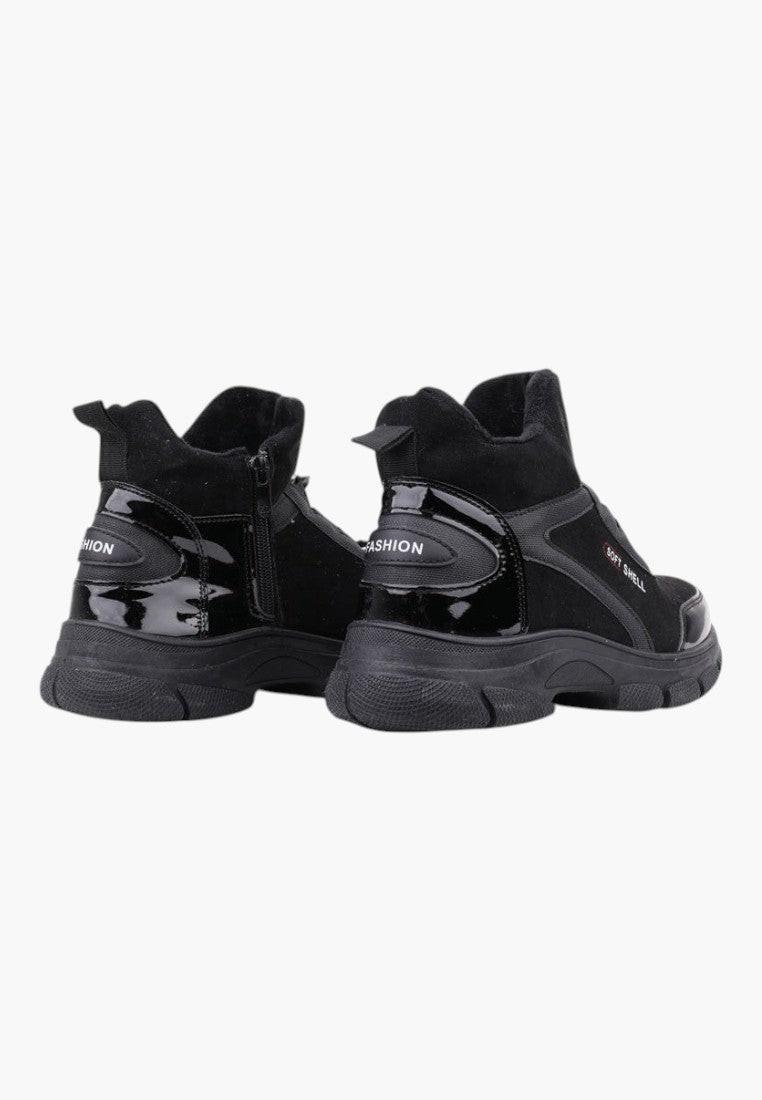 Czarne lakierowane sneakersy botki damskie z tyłu, z detalem zamka błyskawicznego.