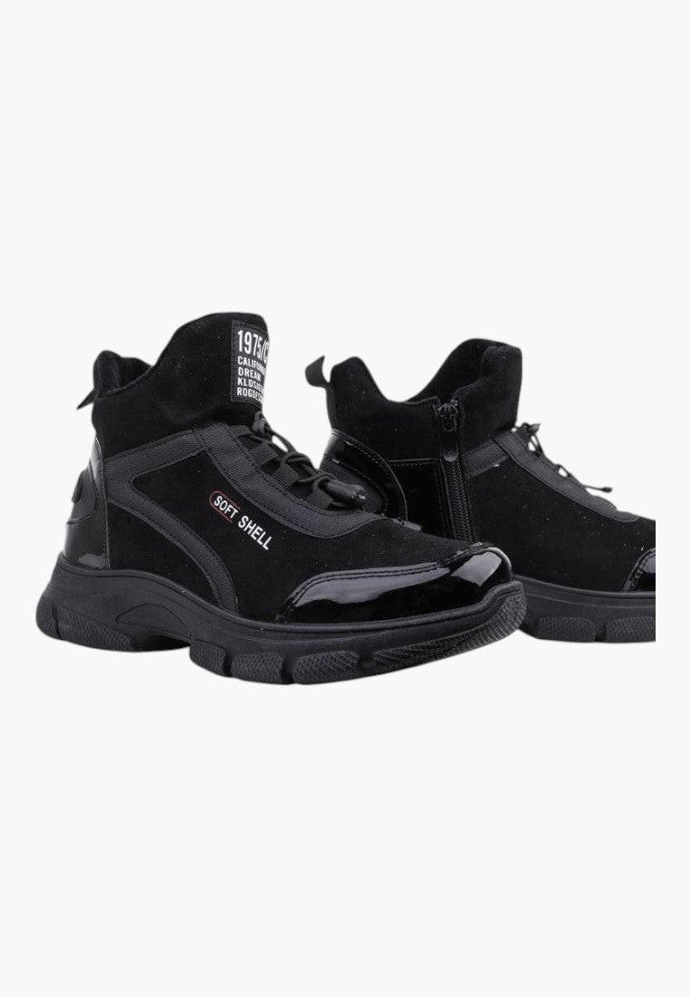 Czarne lakierowane sneakersy botki damskie z innego kąta, z wysokim designem.