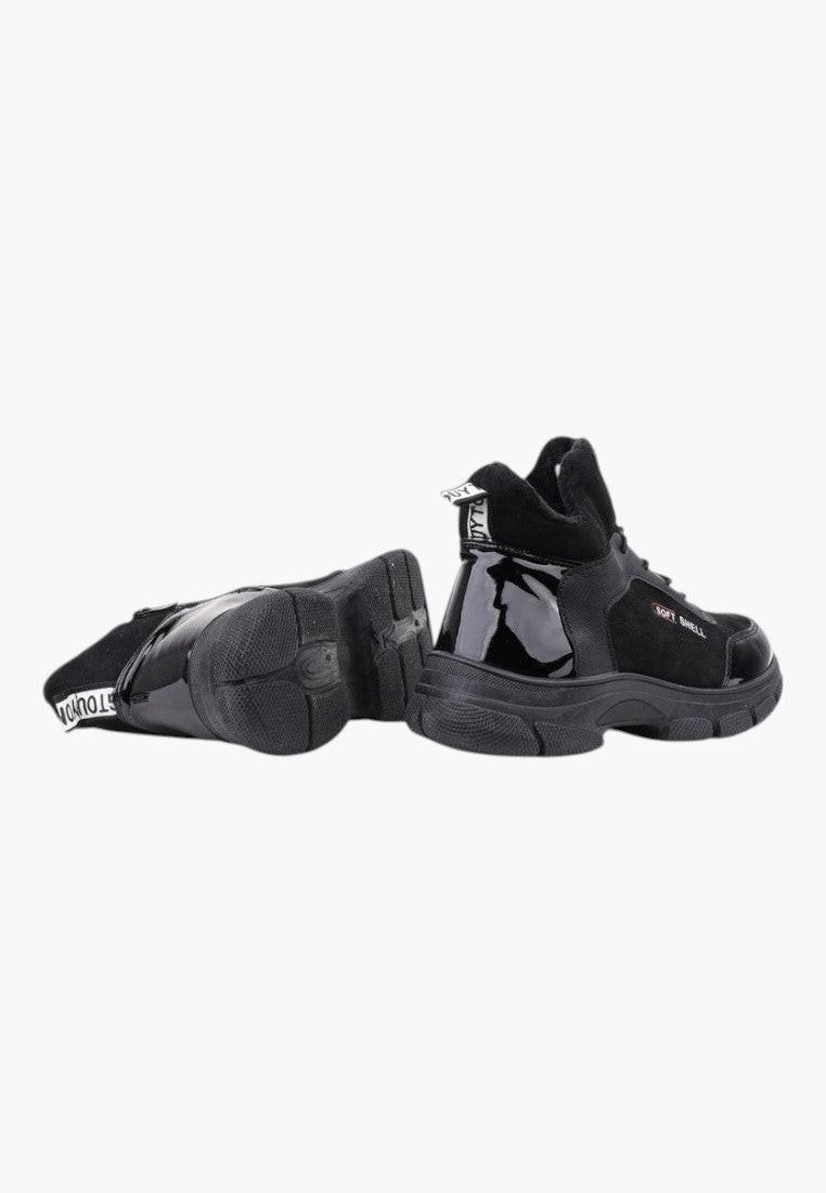 Zbliżenie na detal sznurowania czarnych lakierowanych sneakersów botków.
