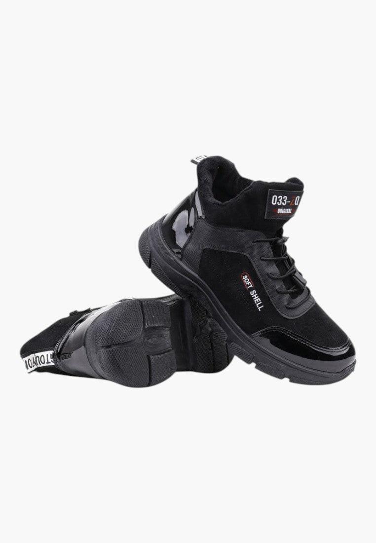 Stylowe czarne lakierowane sneakersy botki damskie w ujęciu lifestyle.