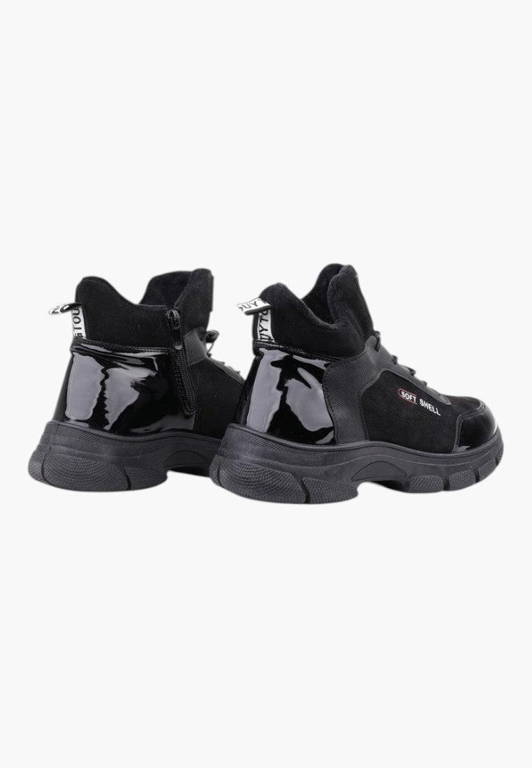 Tylny widok czarnych lakierowanych sneakersów botków damskich z pętelką.